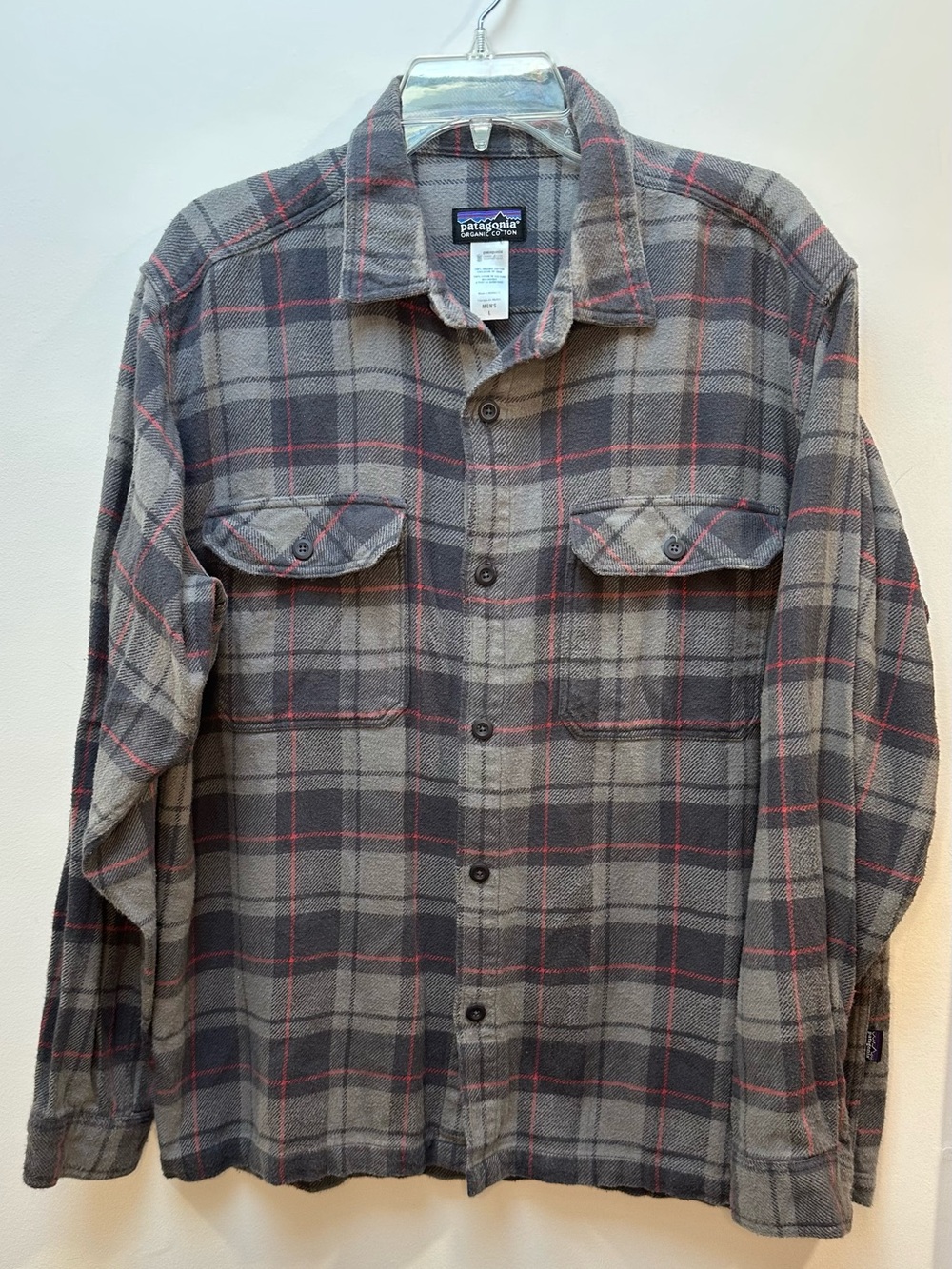 Patagonia 100% Organic Cotton Men’s Gray Plaid Button-Down Shirt Red Stripe L